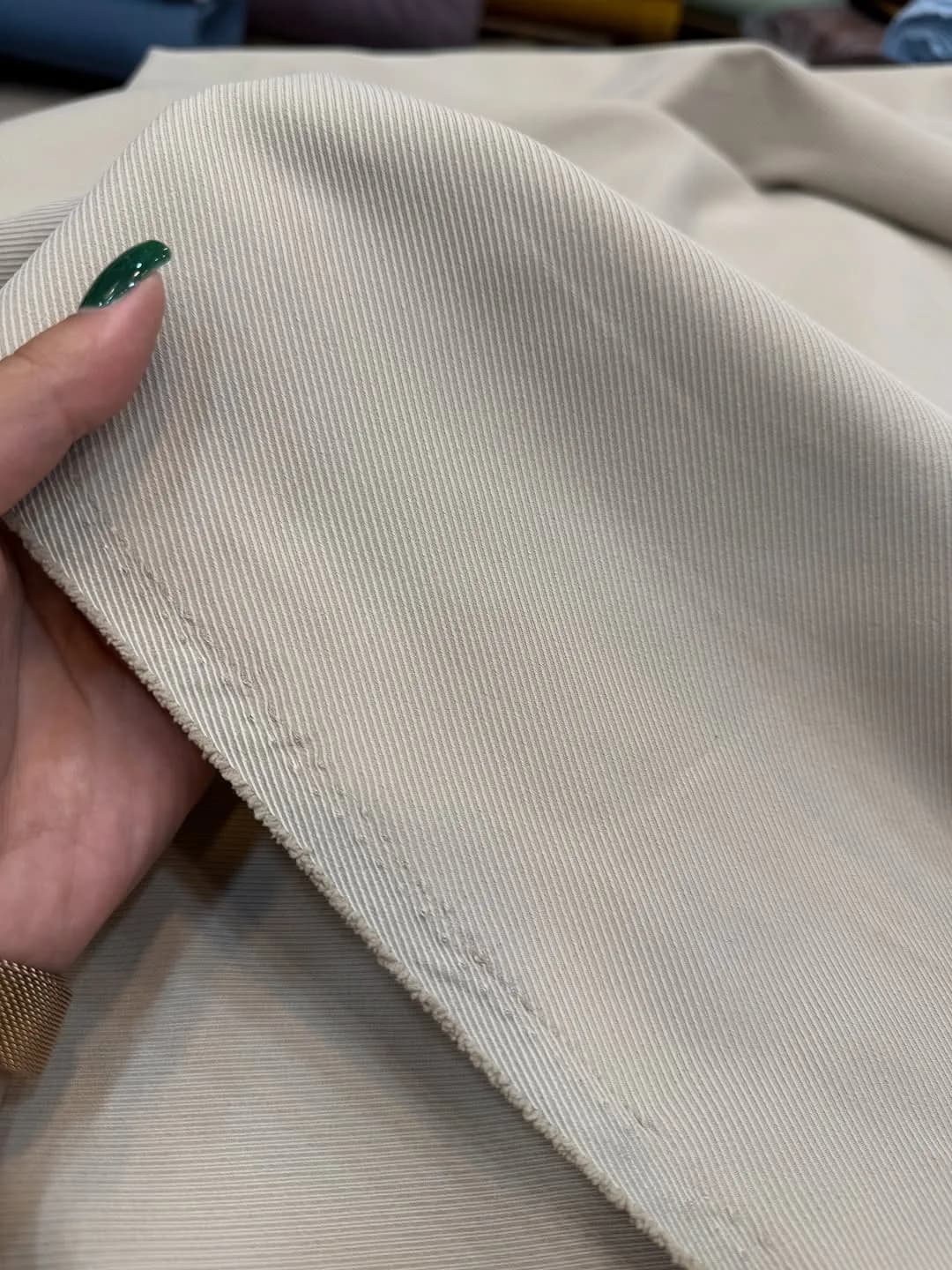 پارچه کتان بارونی کجراه — رنگ کرم — نمای دردست — ضدچروک