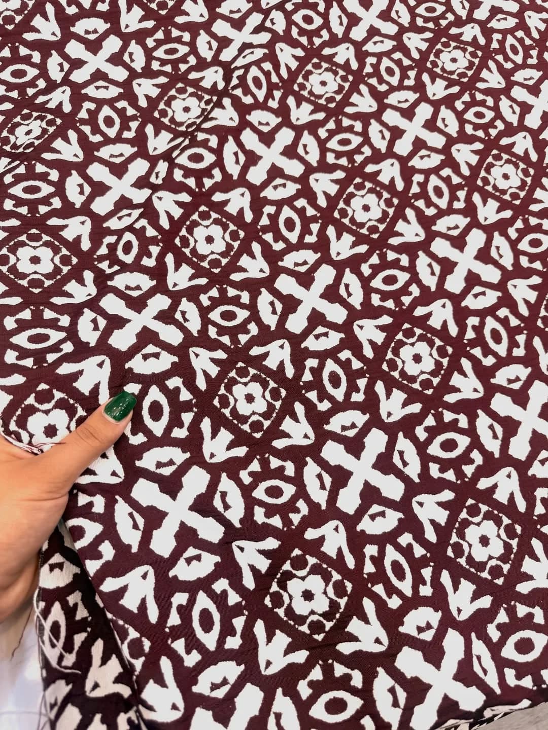 پارچه ژاکارد دورو — رنگ زرشکی — نمای در‌دست
