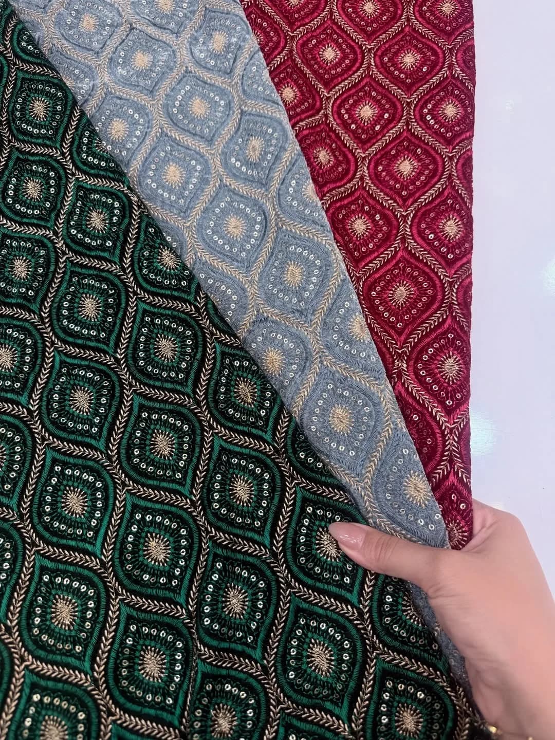 پارچه مخمل سوزندوزی — رنگ سبز — نمای چندکالا — سوزندوزی