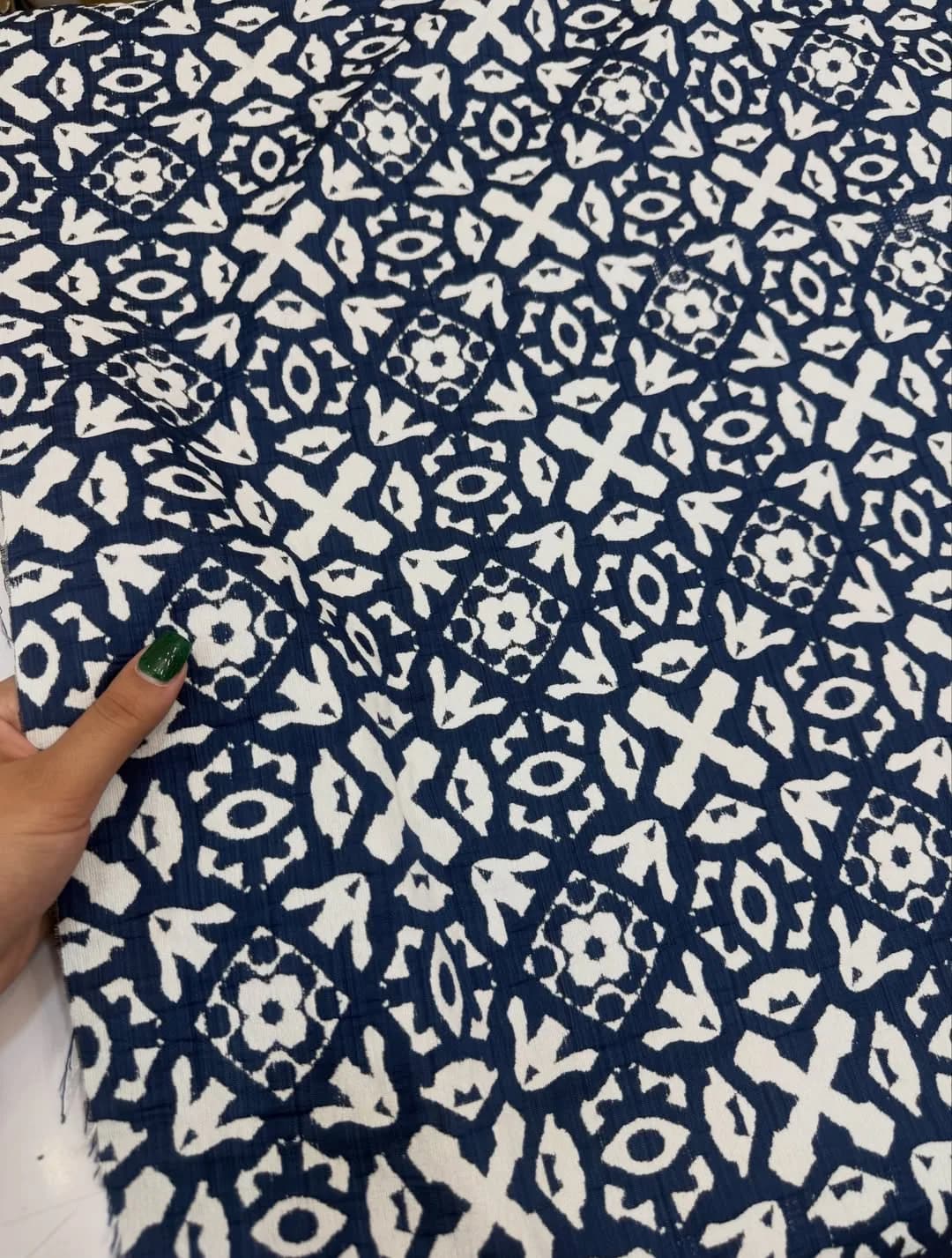پارچه ژاکارد دو رو — رنگ سرمه‌ای — نمای در‌دست