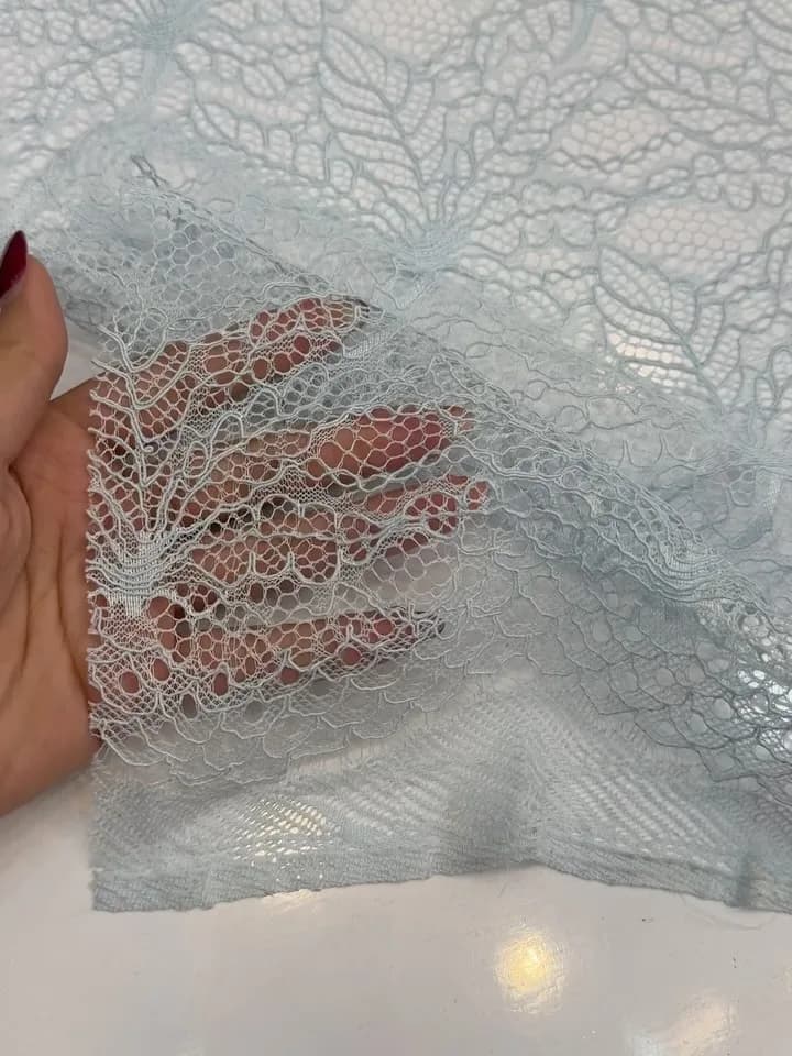 پارچه دانتل قیطوندوزی — رنگ آبی — نمای دردست