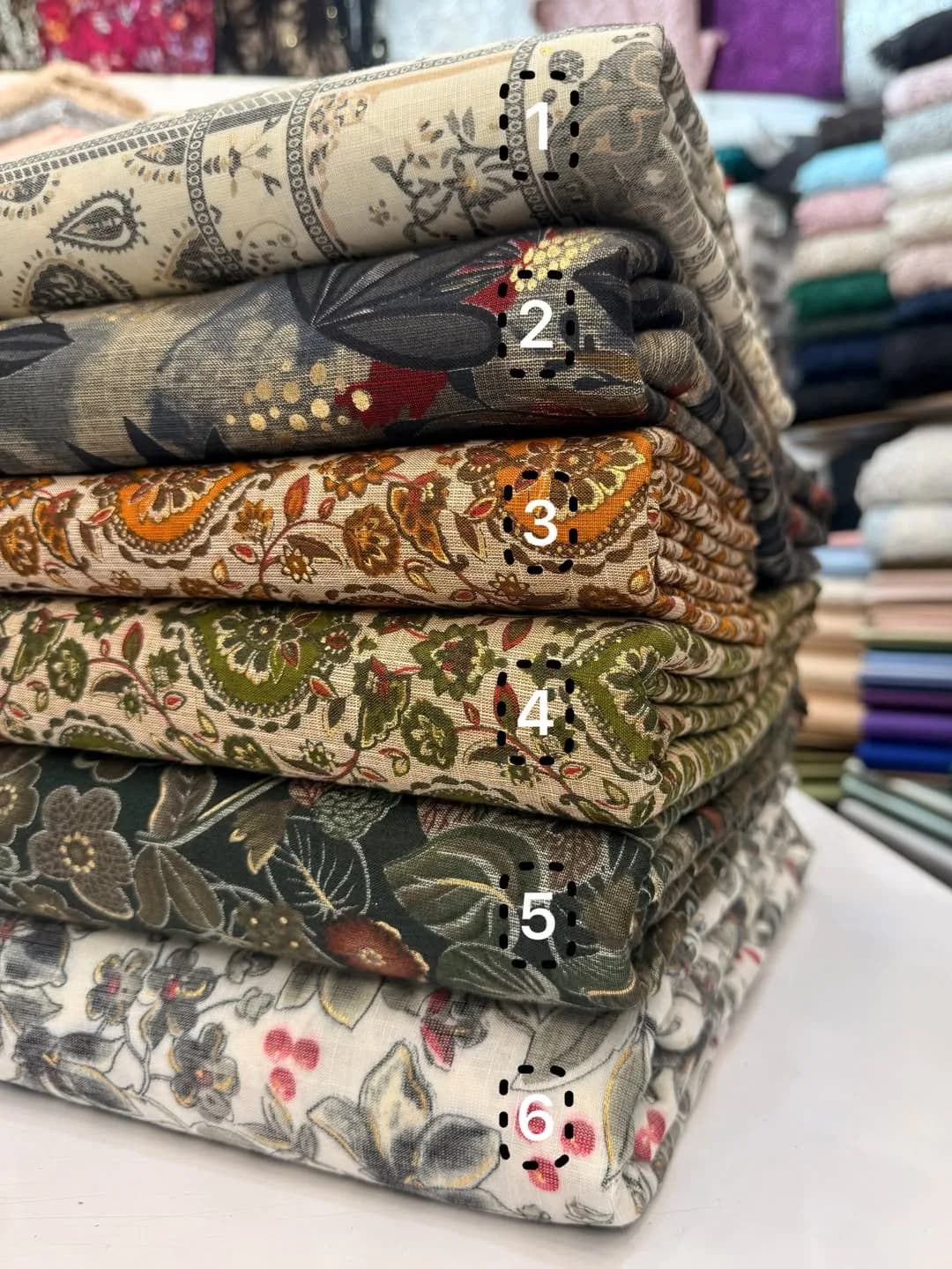 پارچه باتیک طلا کوب عرض ۱۵۰ — رنگ قهوهای — نمای چندکالا — طلاکوب