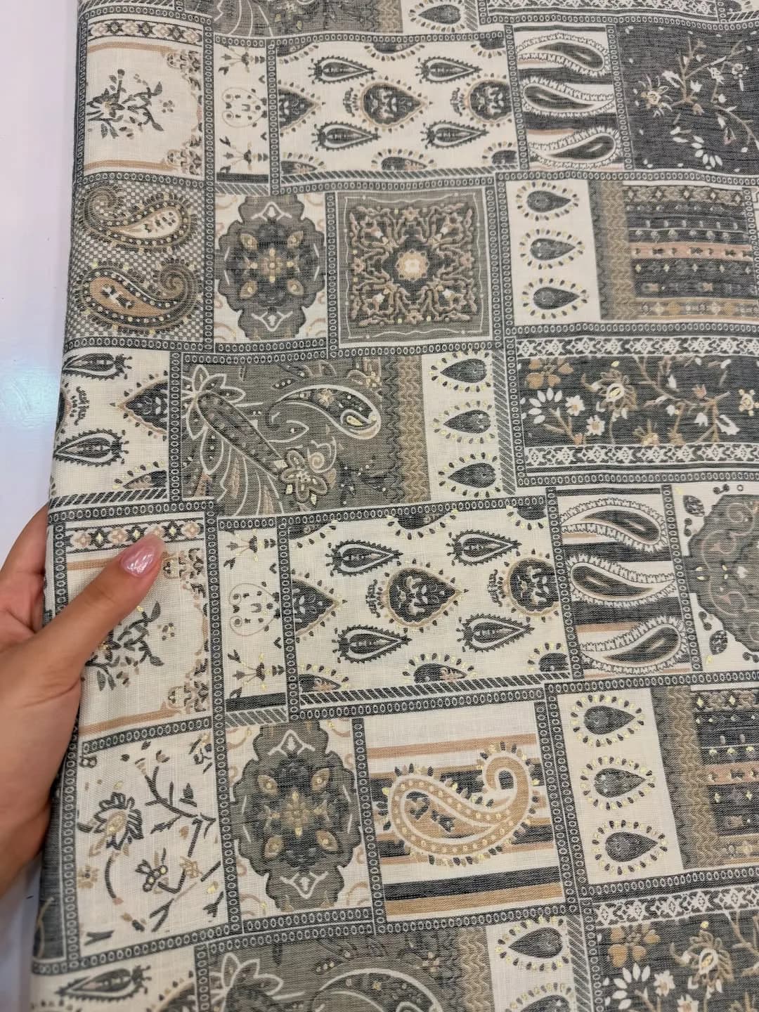 پارچه باتیک طلا کوب عرض ۱۵۰ — رنگ کرم — نمای دردست