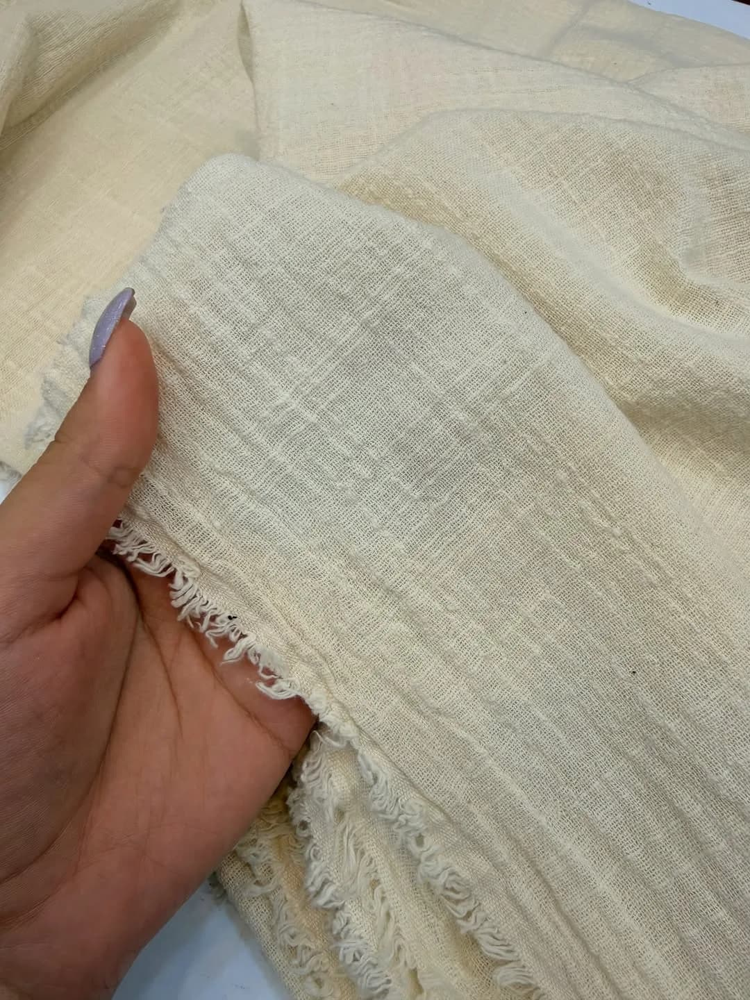 پارچه لینن الیاف طبیعی ایتالیایی — رنگ کرم — نمای در‌دست