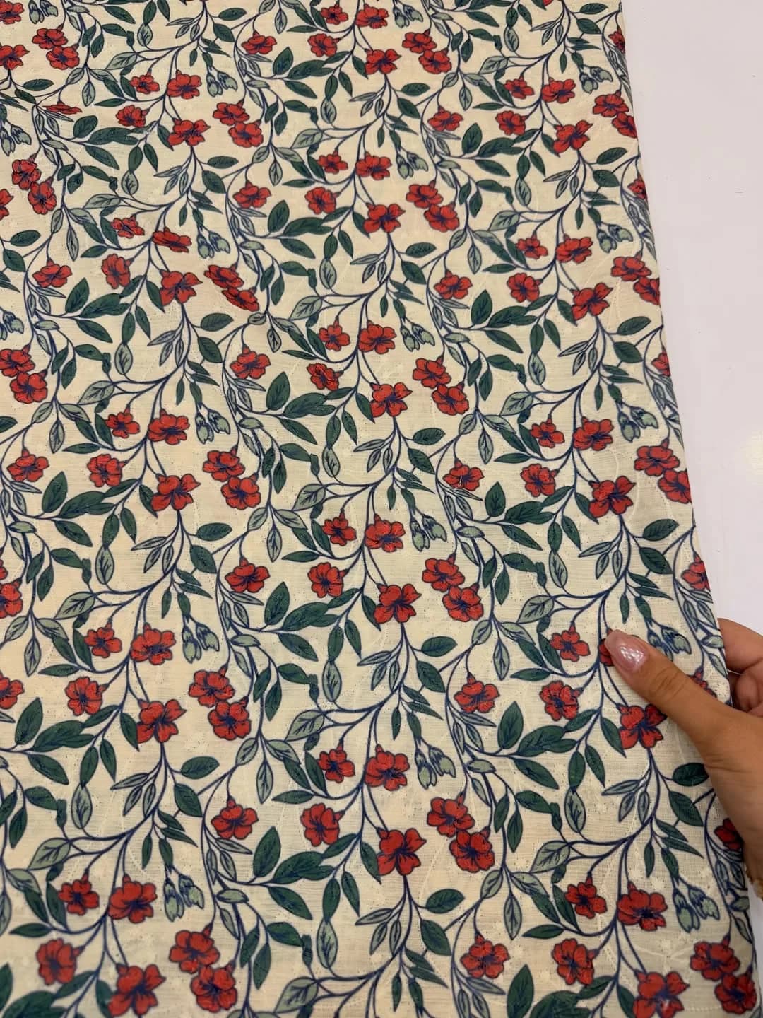 پارچه سولابه دوزی — رنگ کرم — نمای دردست