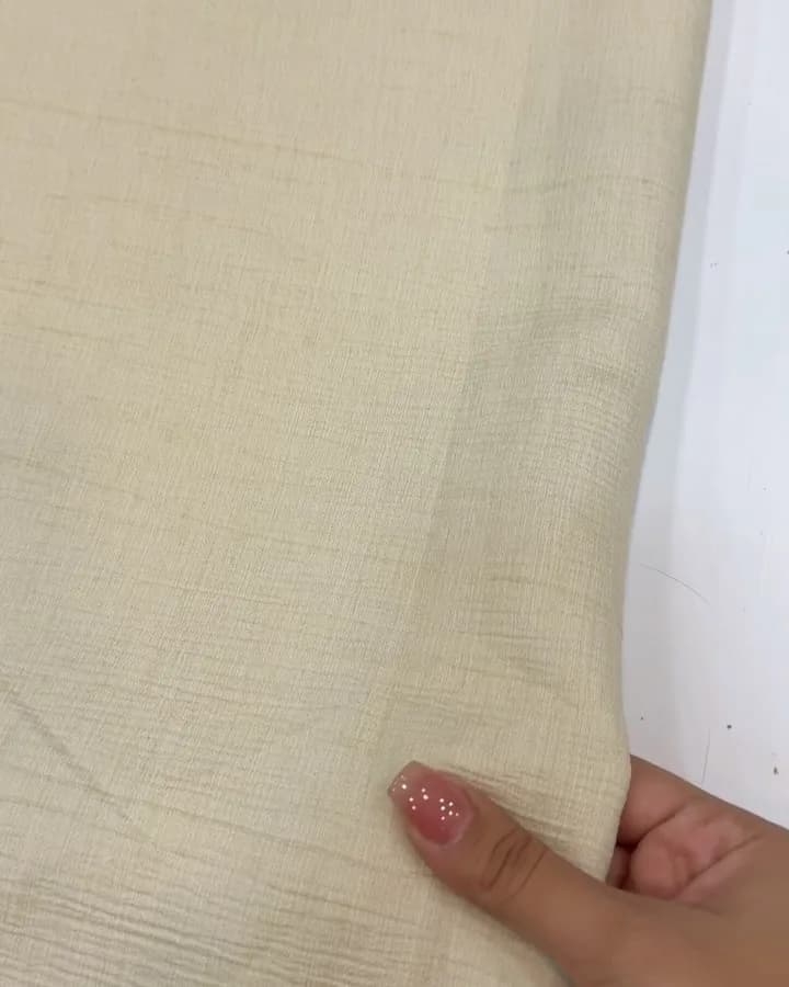 پارچه کرپ میله ای عرض ۱۵۰ — رنگ کرم — نمای دردست — بافت میلهای