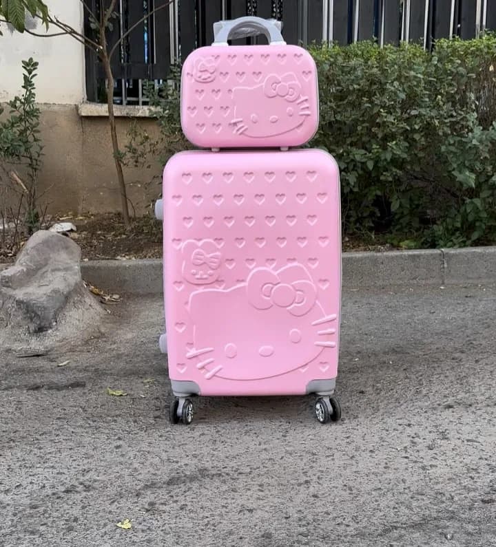 چمدان و کیف آرایشی طرح هلو کیتی، رنگ صورتی، جنس پلاستیک، طرح شخصیت کارتونی، چمدان چرخدار و کیف دستی ست