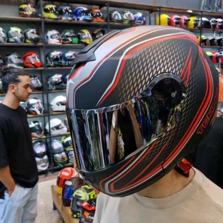 کلاه کاسکت فک متحرک تکنو، رنگ خاکستری، قرمز و مشکی، طرح هندسی، تمام صورت، شیشه دودی