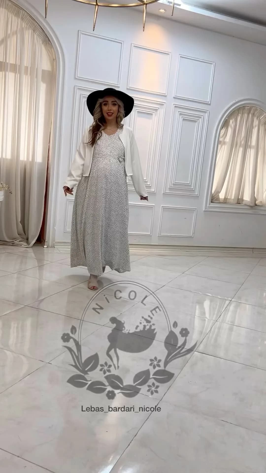 کت سارافون مجلسی بارداری، رنگ سفید و خاکستری، طرح خال‌دار، بلند، آستین بلند، گشاد