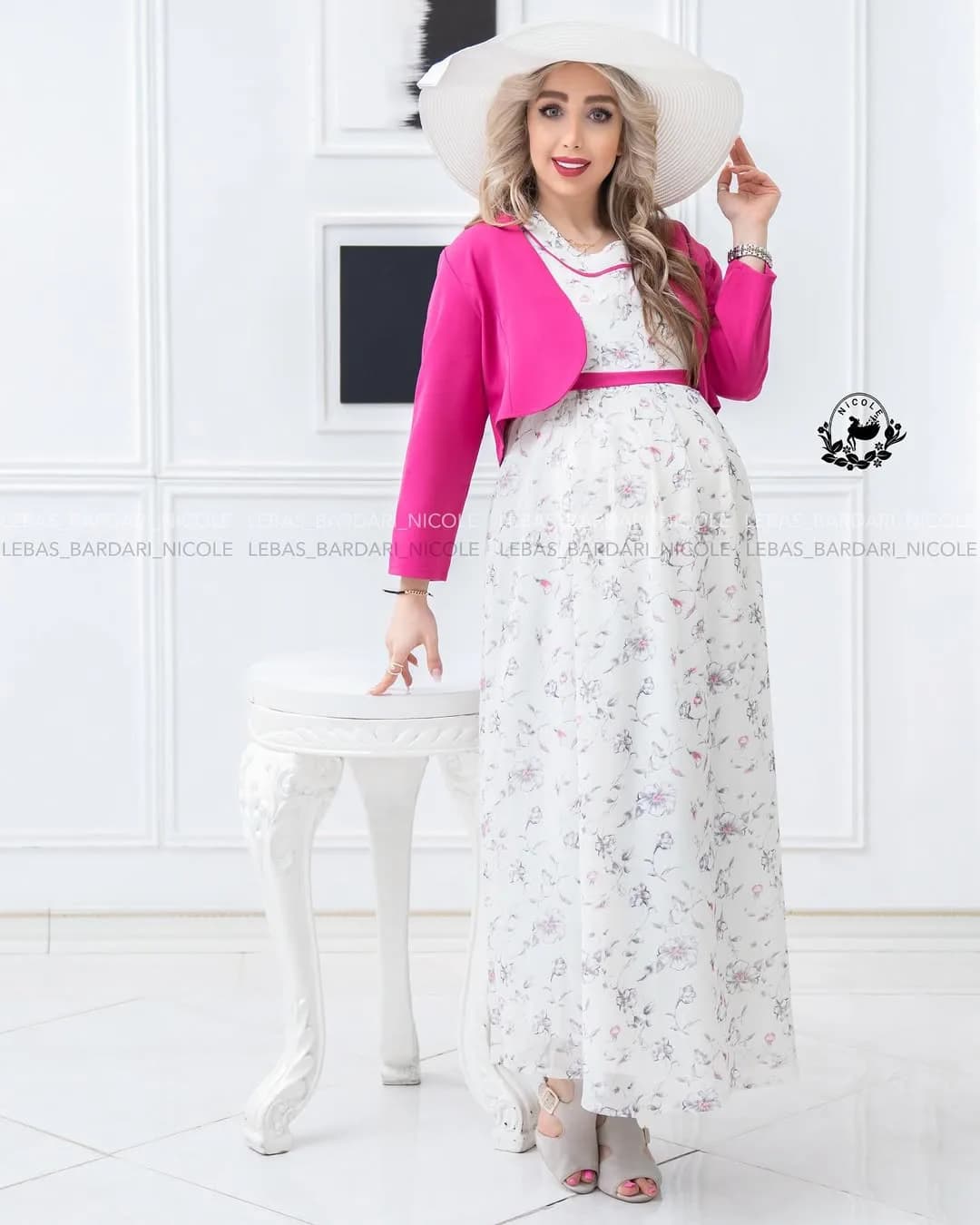 سارافون بارداری، رنگ سفید و صورتی، طرح گلدار، بلند، یقه گرد، آستین کوتاه