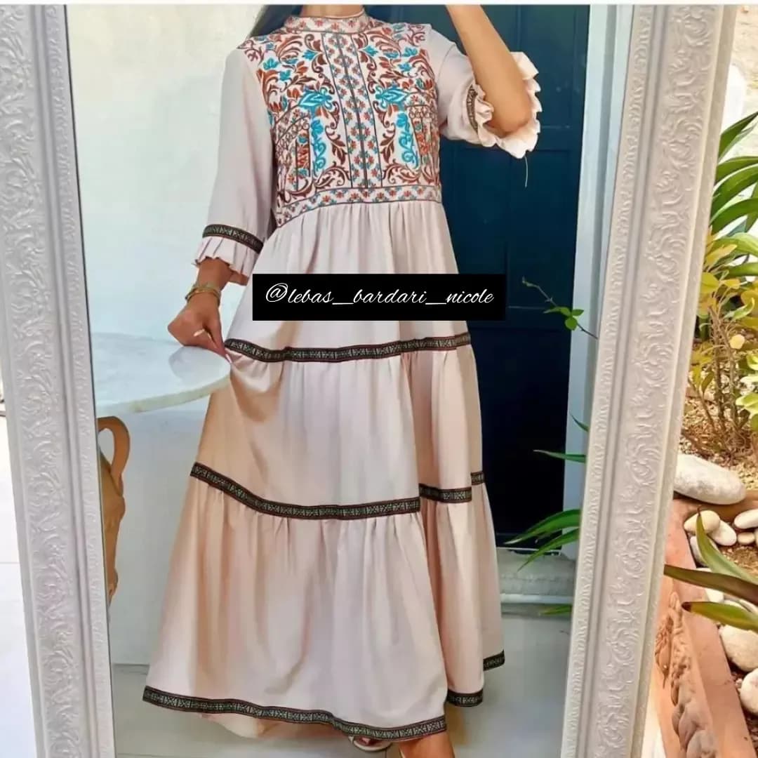 پیراهن بارداری گلدوزی شده، رنگ صورتی، قهوهای و آبی، ماکسی، یقه گرد، آستین سه ربع