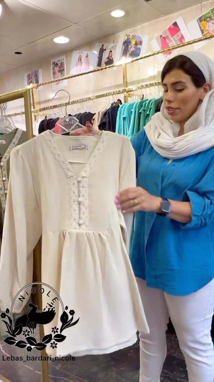 شومیز بارداری نخی نواردوزی، رنگ کرم، طرح گلدوزی، قد متوسط، یقه وی، آستین بلند
