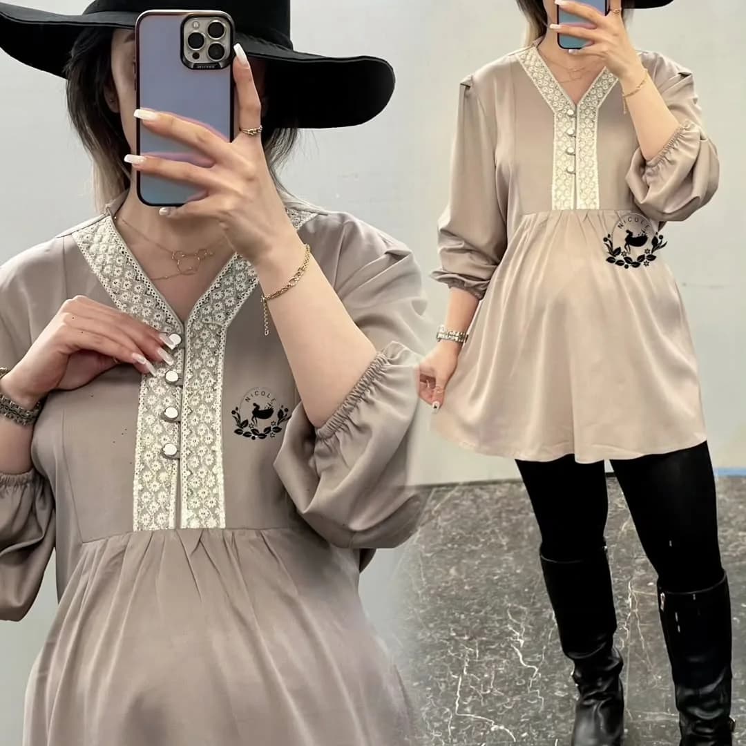 شومیز بارداری و شیردهی بهاره — رنگ کرم — نمای روی‌تن — یقه نواردار