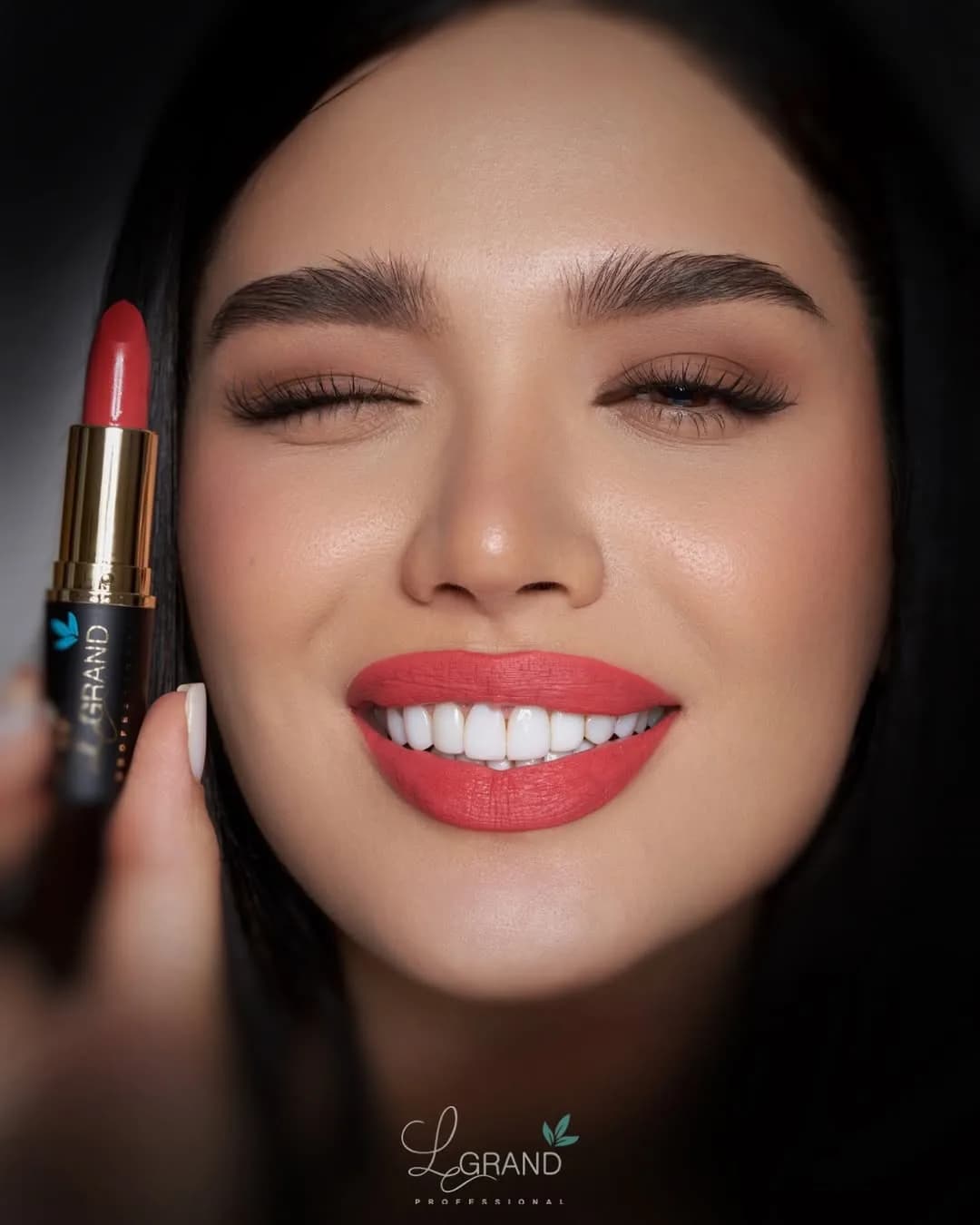 رژلب گلبهی لگراند، رنگ قرمز، طلایی و مشکی، استیک