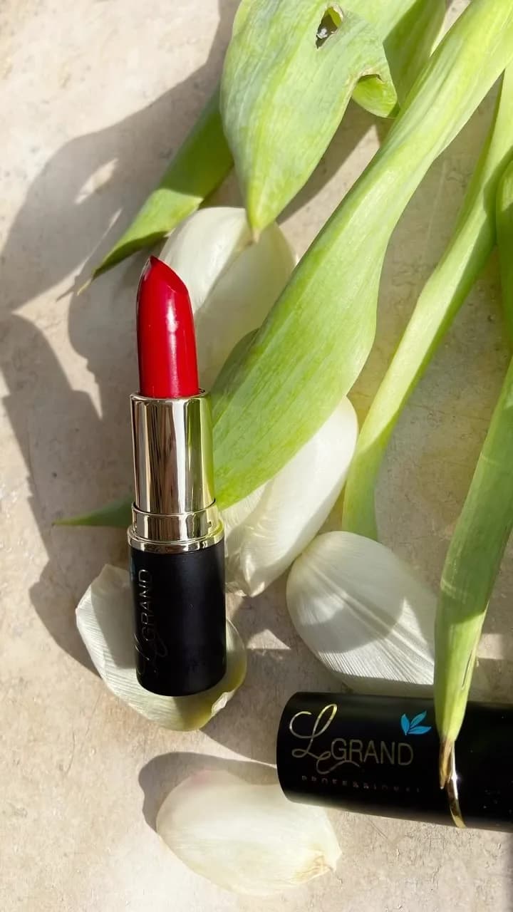 رژلب قرمز لگراند، رنگ مشکی و طلایی، جنس پلاستیک و فلز، استوانه‌ای دردار