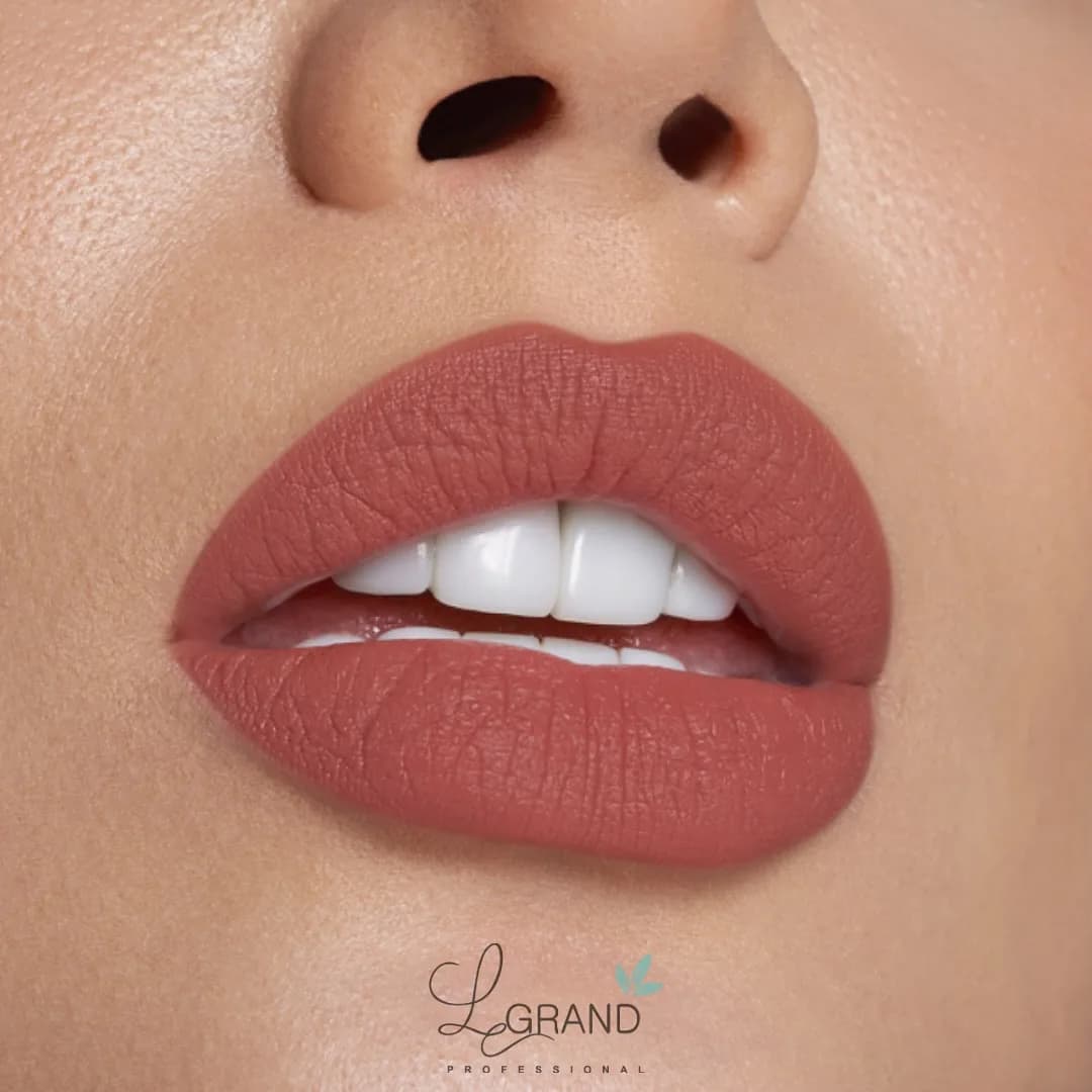 رژلب جامد کد ۵۰۶ کرم قهوه‌ای گرم لگراند، رنگ قهوه‌ای صورتی، مات
