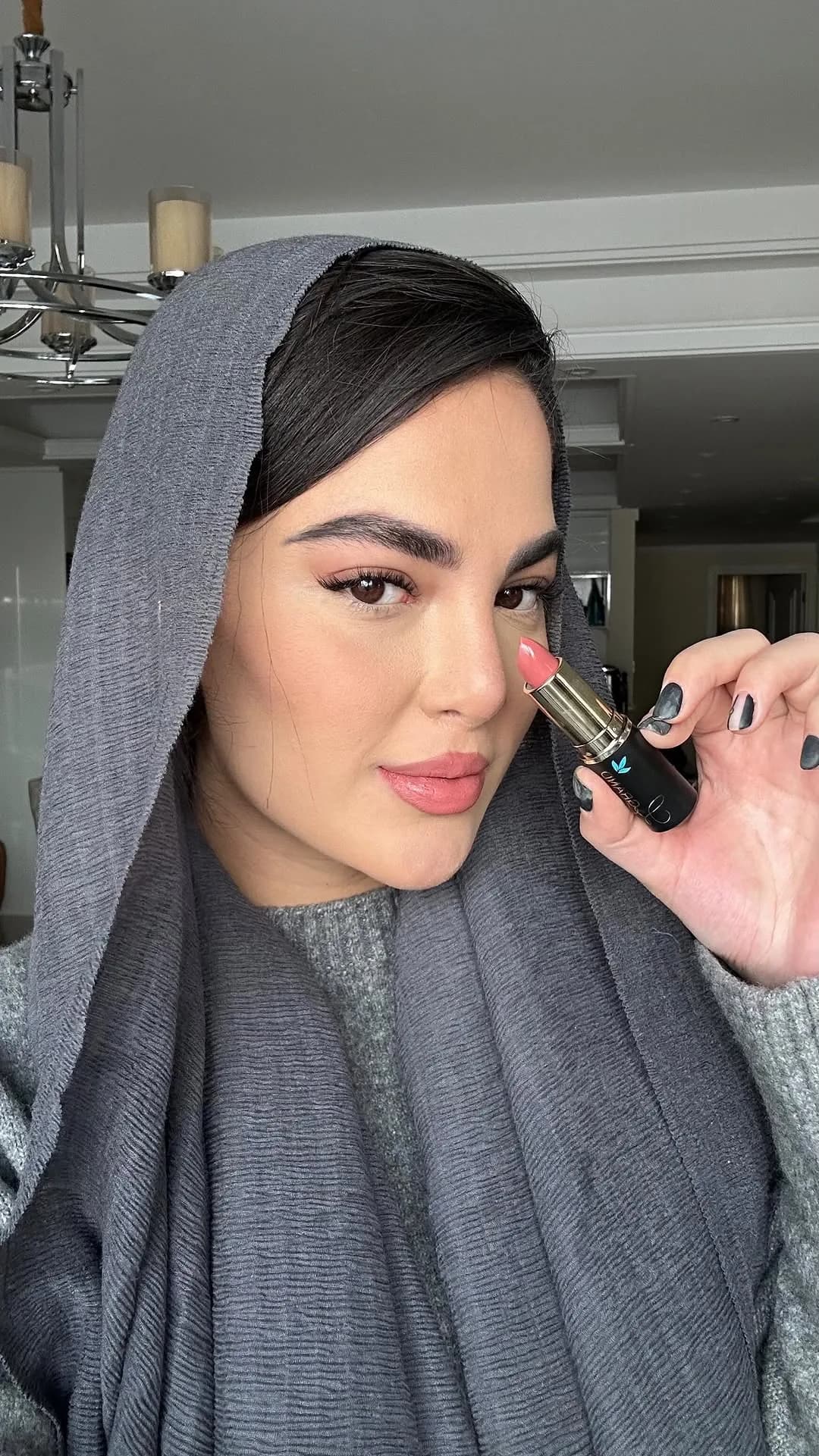 رژلب لگراند، رنگ صورتی، مشکی و طلایی، جامد