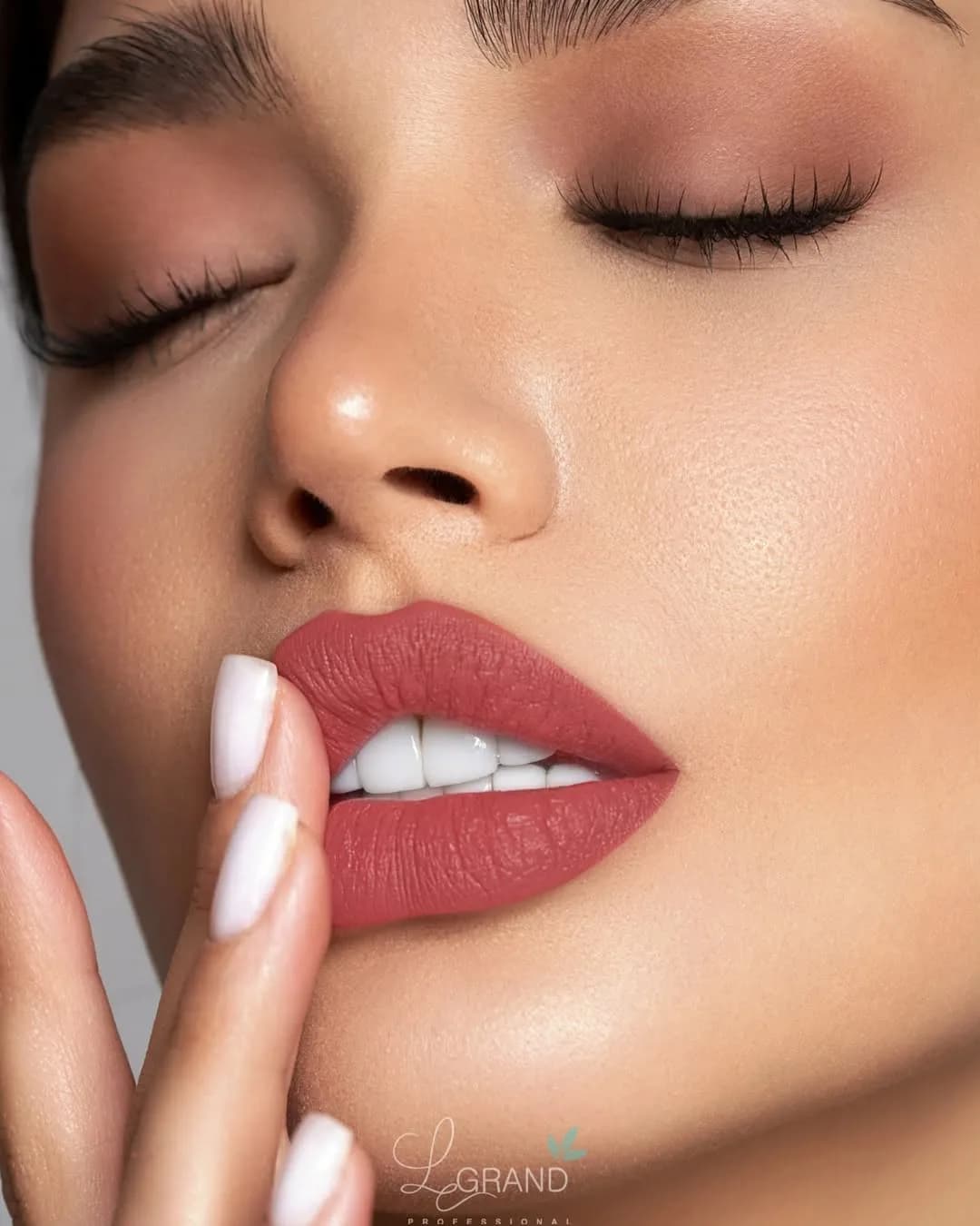 رژلب نود گوشتی هلویی لگراند، رنگ صورتی و قرمز، مات