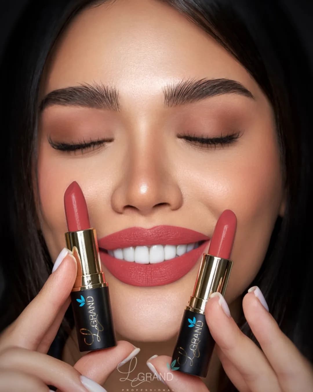 رژلب جامد کد ۵۱۸ هلویی نارنجی روشن لگراند، رنگ طلایی و مشکی، جنس پلاستیک و فلز، استوانه‌ای درب‌دار