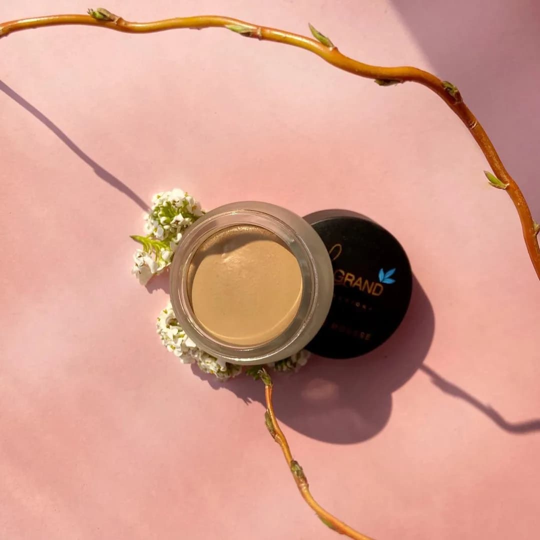 کرم پودر موس لگراند، رنگ مشکی، جنس شیشه و پلاستیک، کاسه‌ای کوچک