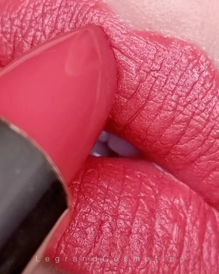 رژلب گلبهی لگراند، رنگ صورتی، مات، استوانه‌ای