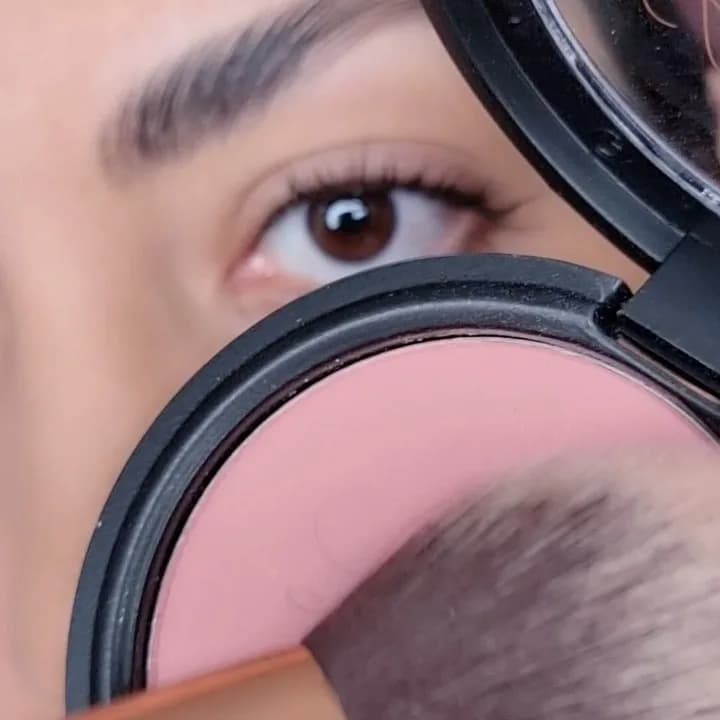 رژگونه کد ۳۰۵ صورتی یاسی لگراند، رنگ مشکی، جنس پلاستیک، گرد باز