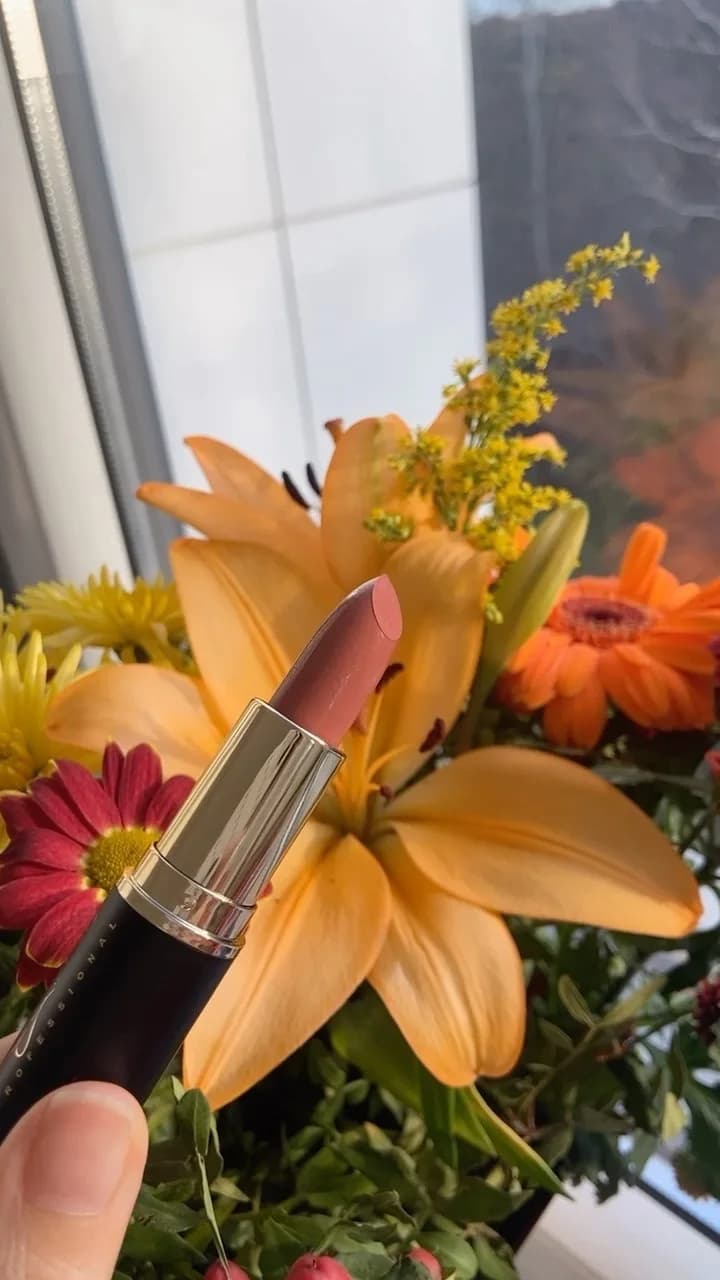 رژلب نود کد ۵۲۱ لگراند، رنگ صورتی، طلایی و مشکی، جنس پلاستیک و فلز، استوانهای پیچی
