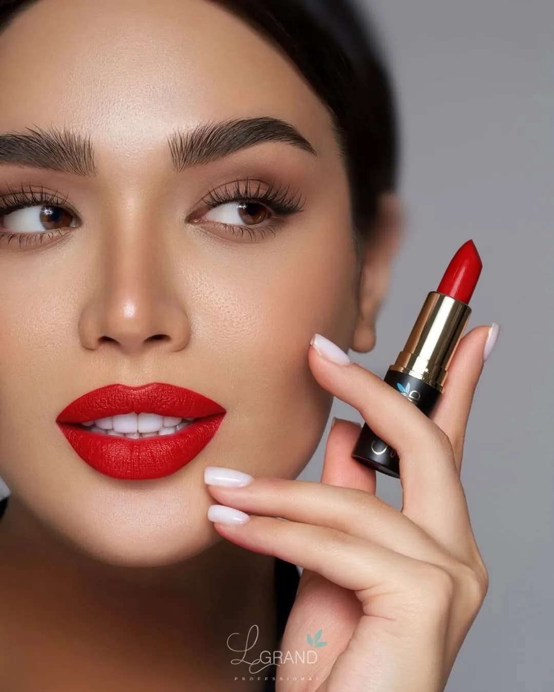 رژلب قرمز گوجه‌ای لگراند، رنگ طلایی و مشکی، مات، استوانه‌ای