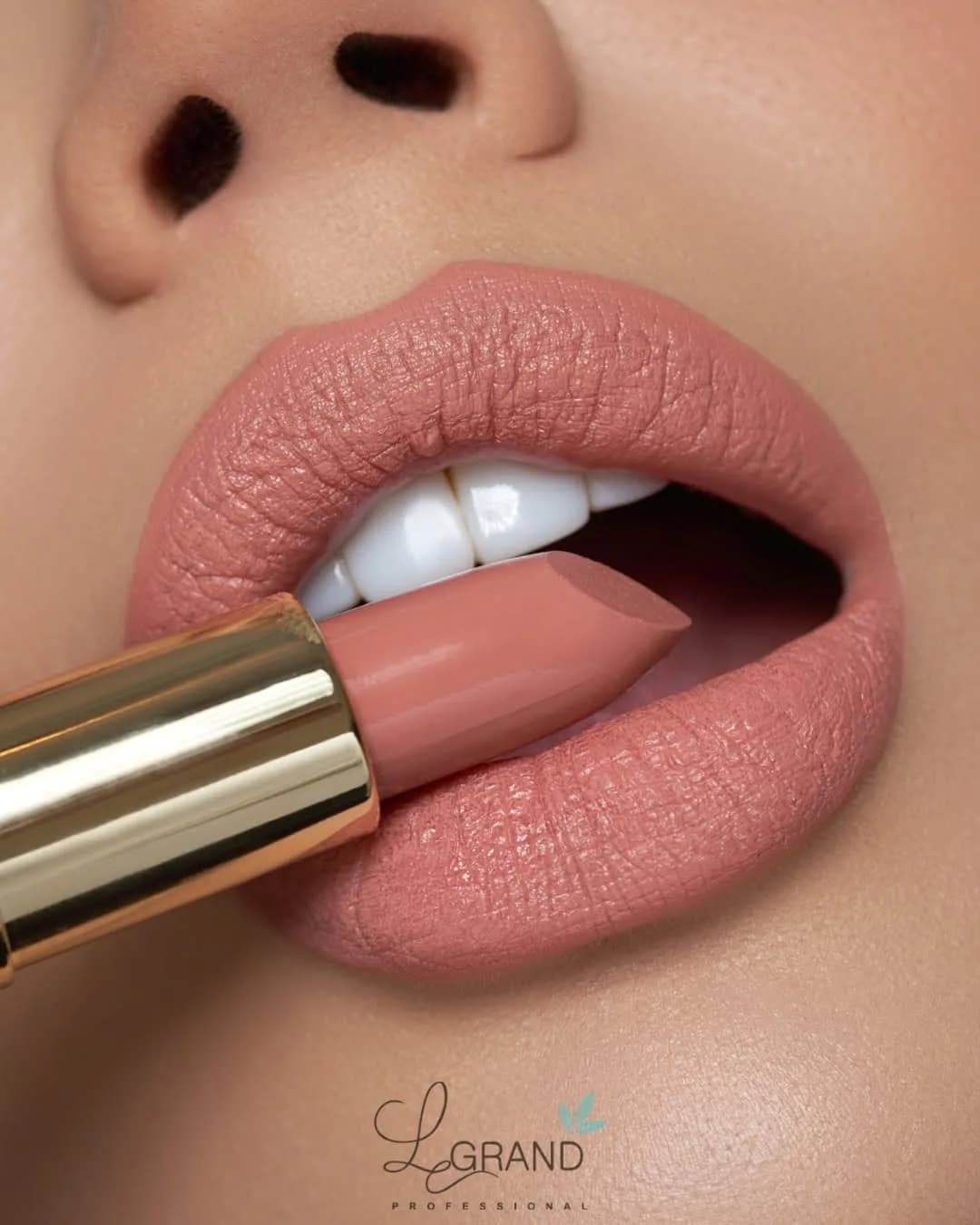 رژلب کد ۵۲۲ نود کرم کالباسی لگراند، رنگ صورتی و طلایی، استوانه‌ای، ماتیکی