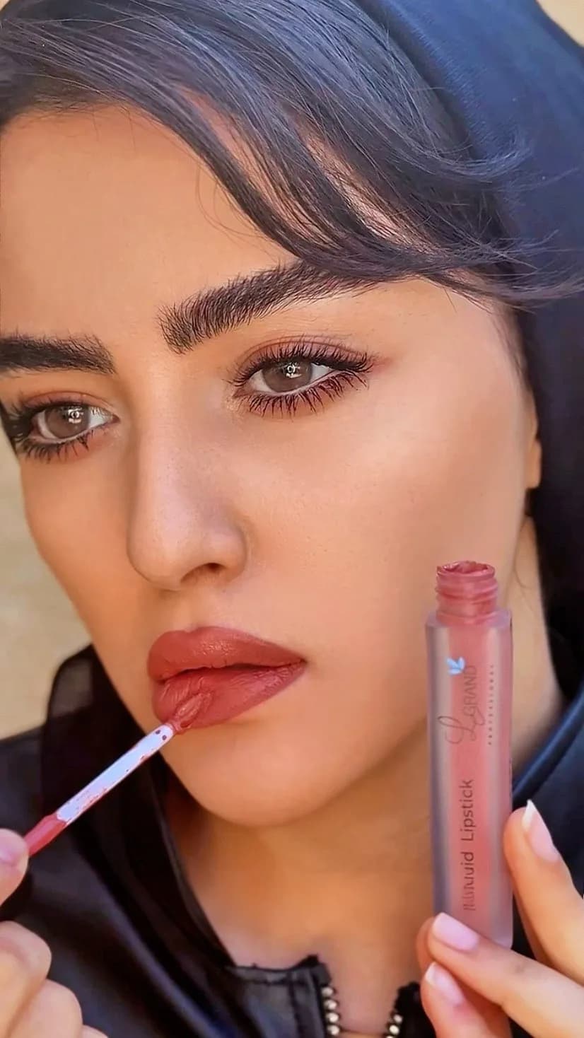 رژ لب مایع، رنگ صورتی و کرم، آرایشی