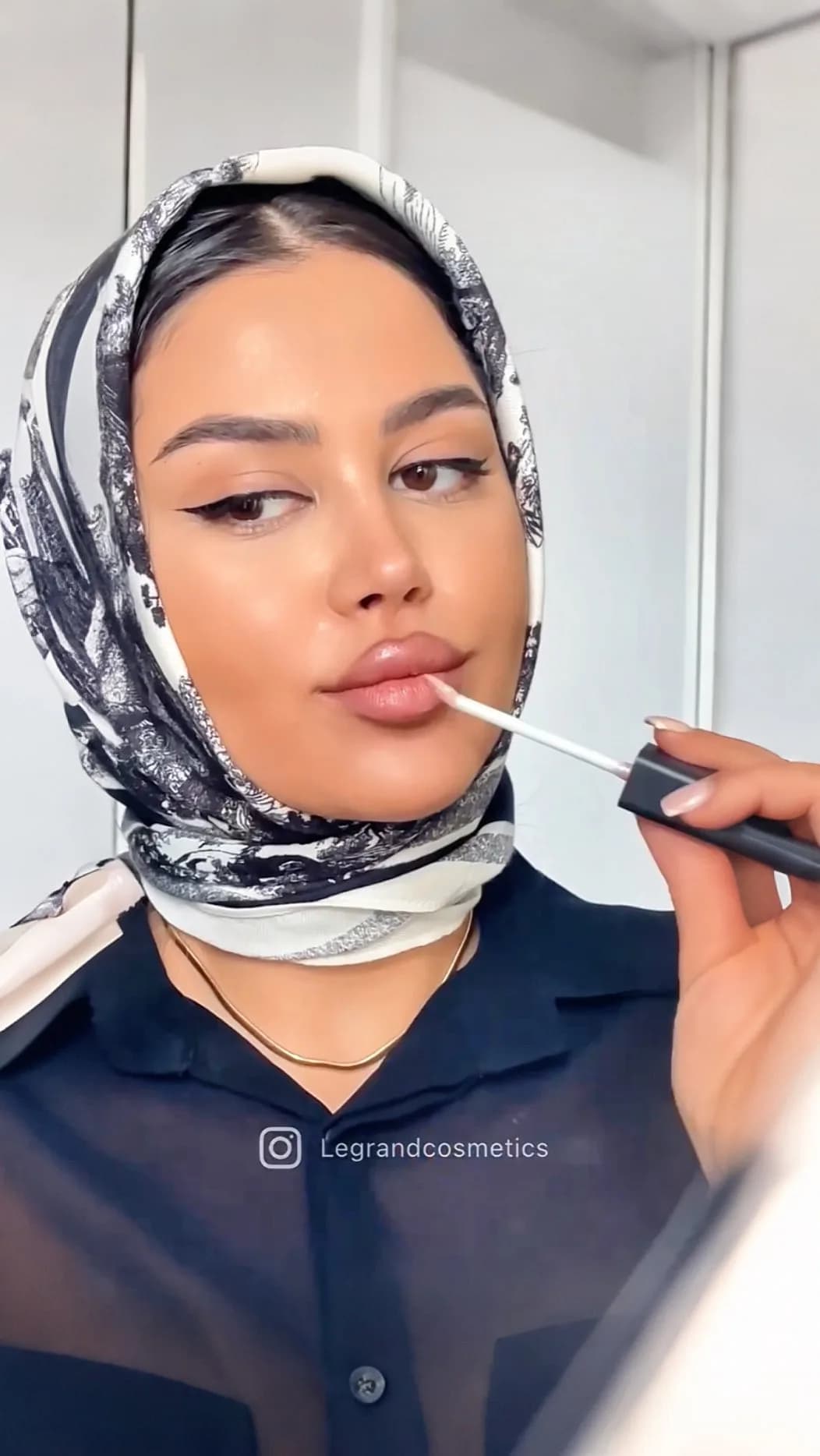 رژلب نود کالباسی کد ۵۲۲، رنگ مشکی، مایع، اپلیکاتوری