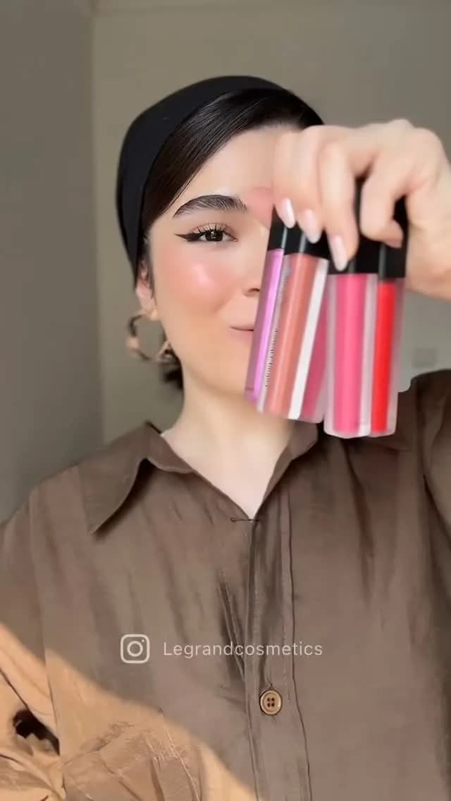 رژلب مایع، رنگ صورتی، سرخابی و قرمز، جنس پلاستیک، استوانه‌ای بلند