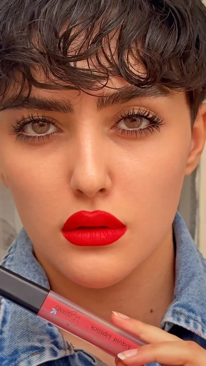 رژلب مایع لگراند، رنگ صورتی و مشکی، اپلیکاتوری