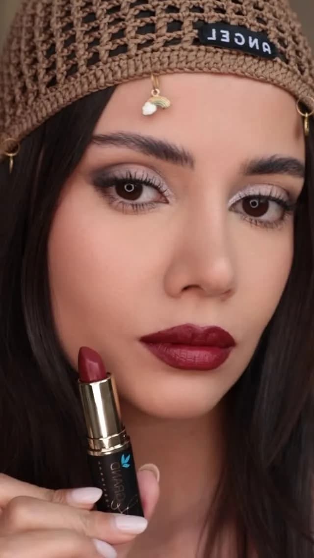 رژلب جامد لگراند، رنگ زرشکی