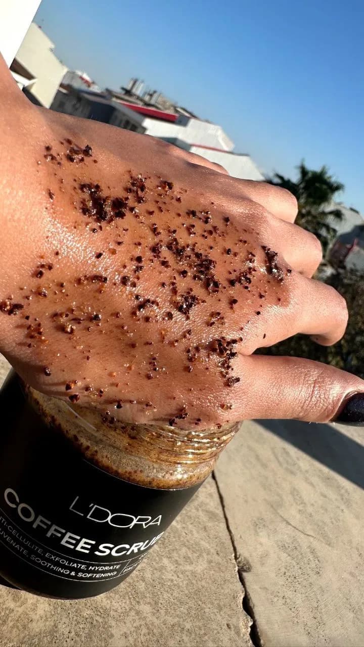 اسکراب قهوه بدن لدورا، رنگ قهوه‌ای و مشکی، جنس پلاستیک، قوطی کاسه‌ای