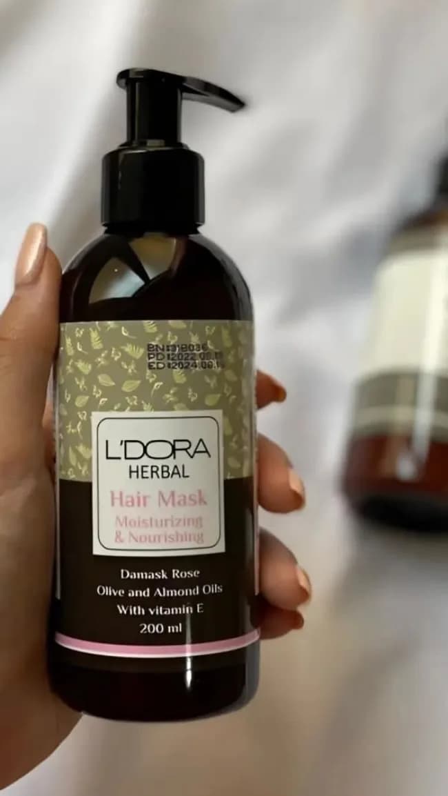 ماسک مو گیاهی لدورا، رنگ قهوه‌ای و سبز، جنس پلاستیک، طرح گلدار، بطری پمپی