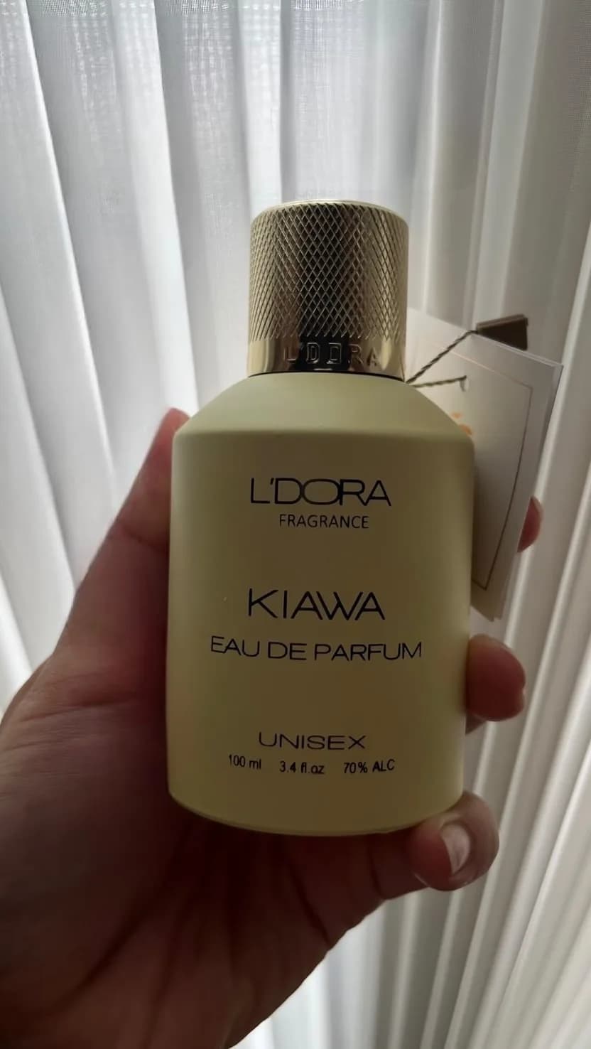 عطر کیاوا لدورا، رنگ زرد کمرنگ و طلایی، جنس شیشه و فلز، بطری اسپری
