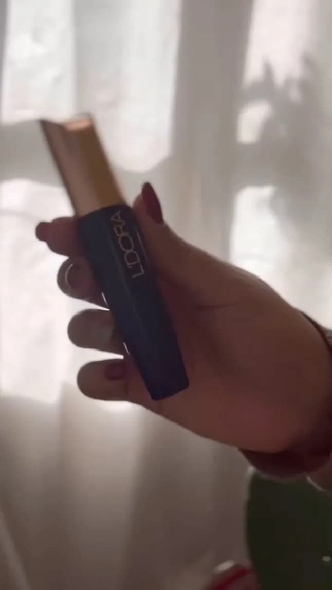 ریمل لدورا، رنگ سرمه‌ای و طلایی، جنس پلاستیک، استوانه‌ای