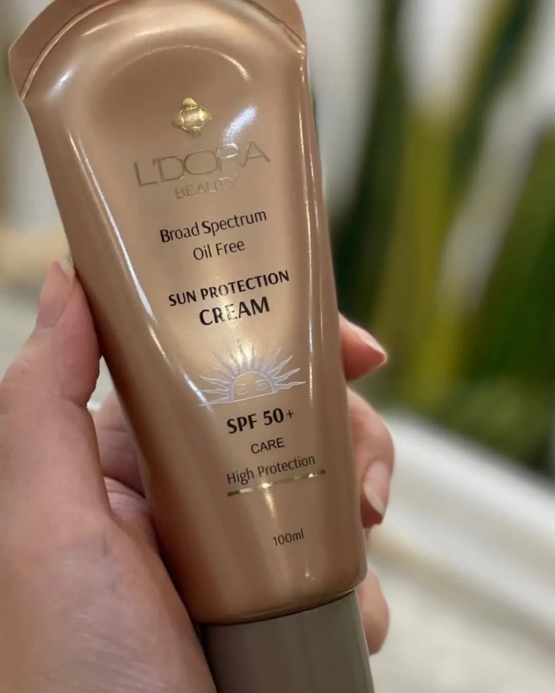 کرم ضد آفتاب SPF 50 لدورا، رنگ برنزی و طلایی، جنس پلاستیک، تیوپی