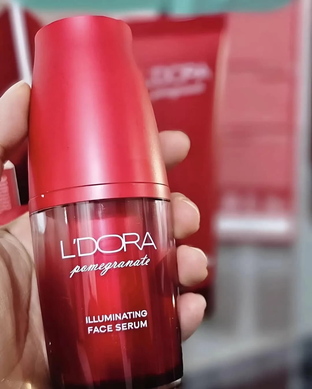 سرم صورت لدورا، رنگ قرمز، جنس پلاستیک و شیشه، استوانه‌ای