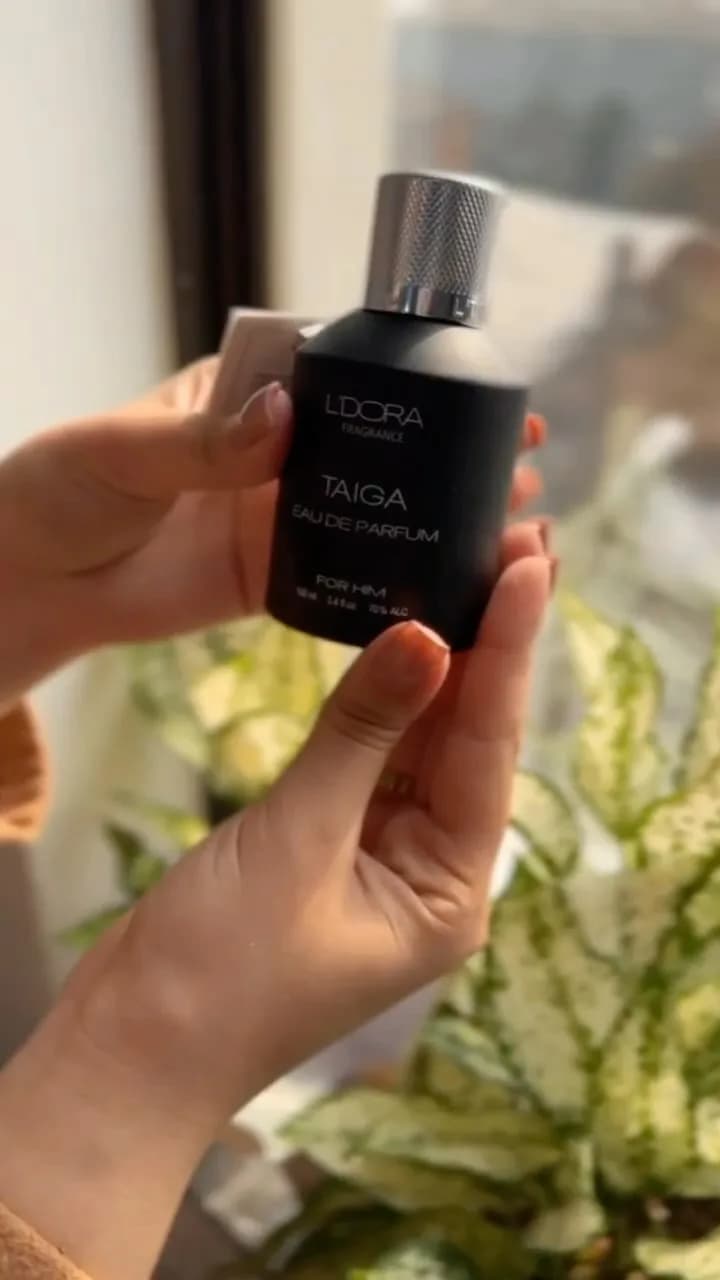ادکلن مردانه لدورا، رنگ مشکی و نقره‌ای، جنس شیشه و فلز، بطری استوانه‌ای