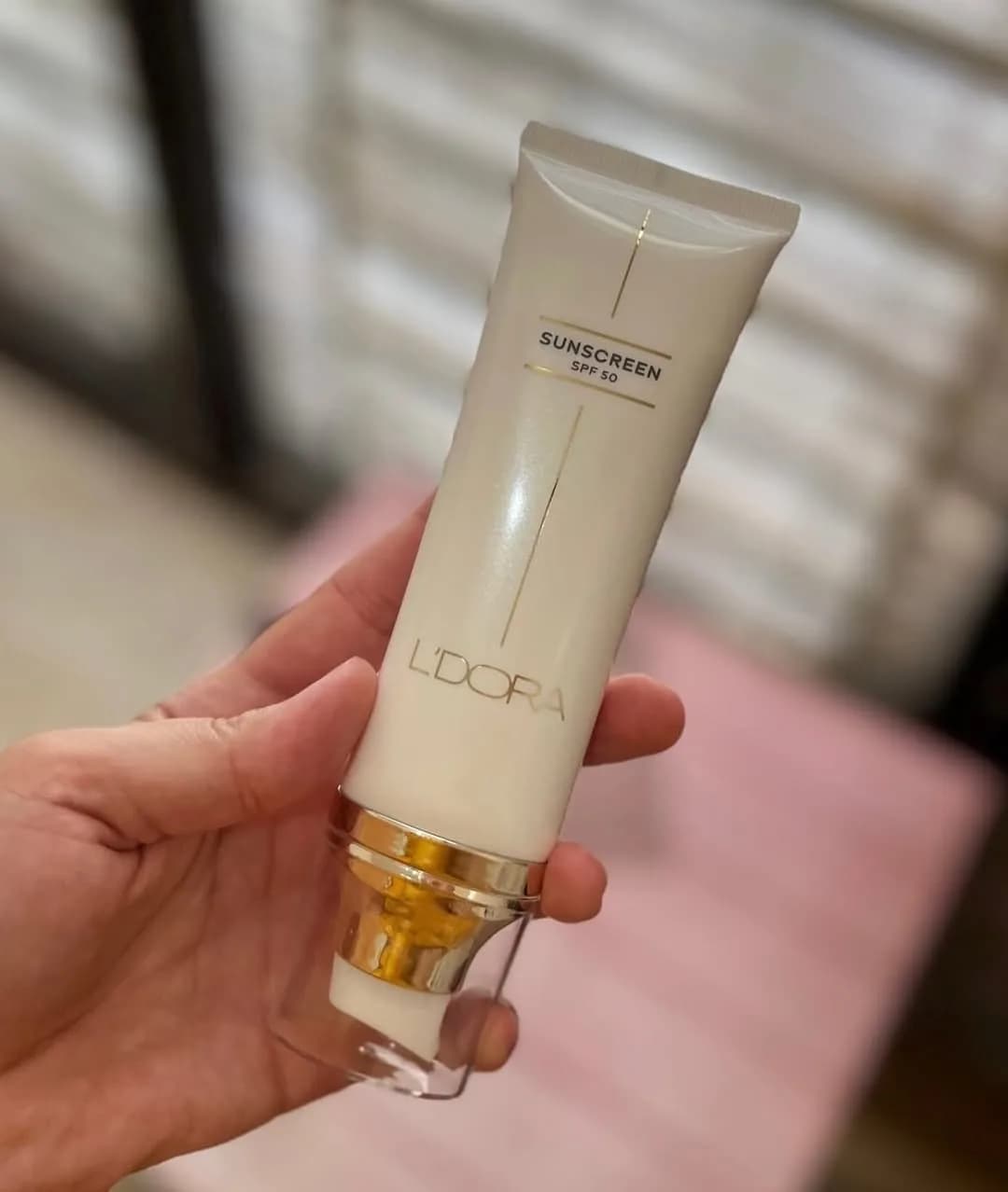 کرم ضدآفتاب SPF 50 لدورا، رنگ سفید و طلایی، جنس پلاستیک، تیوبی پمپی