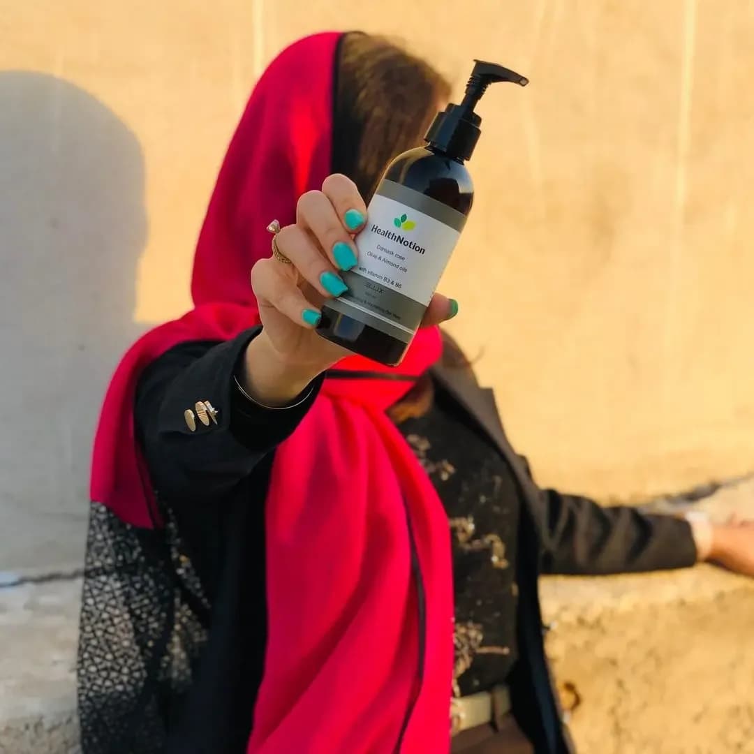 روغن مو، رنگ قهوهای تیره و سفید، جنس شیشه و پلاستیک، بطری پمپی