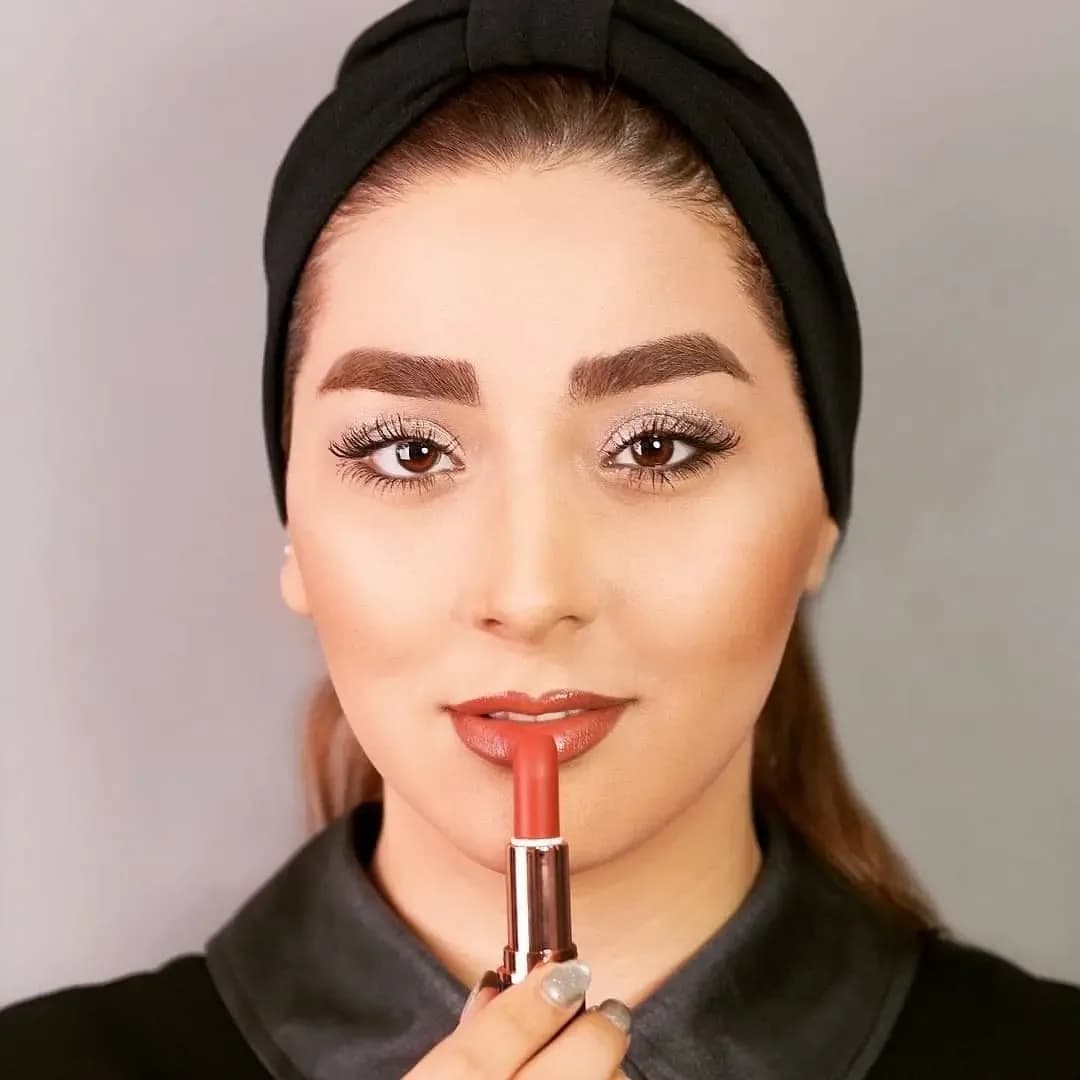 رژ لب مات لدورا، رنگ قرمز و طلایی، فشاری