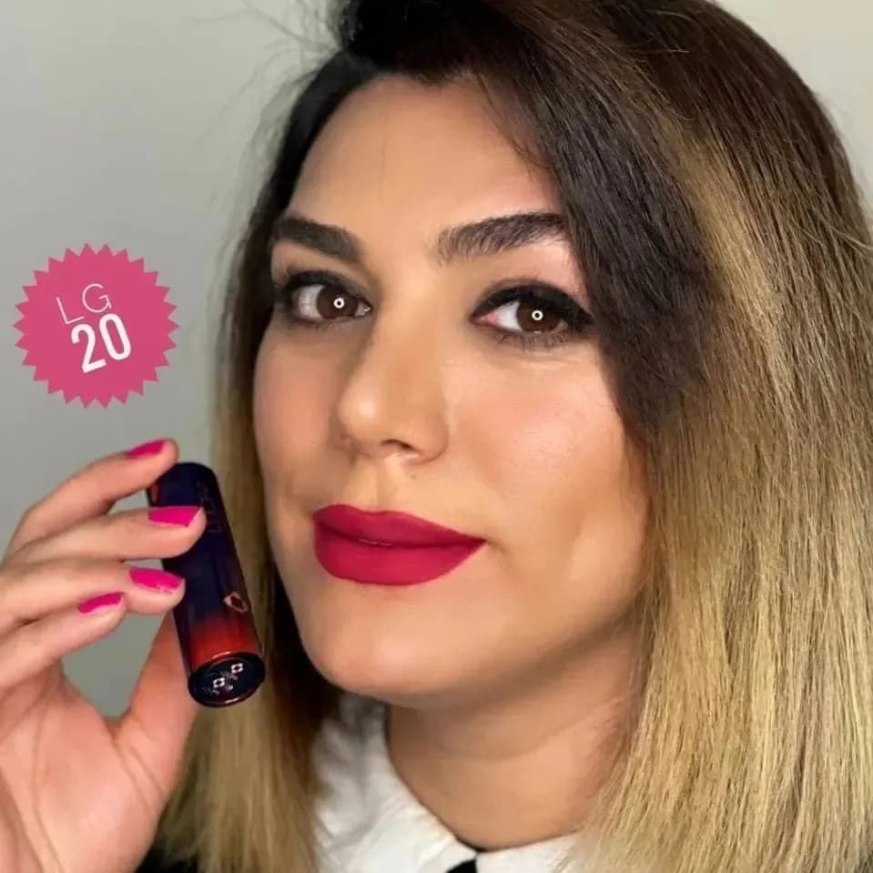 رژ لب مات لدورا، رنگ سرمهای و قرمز، جنس پلاستیک، استوانهای پیچی