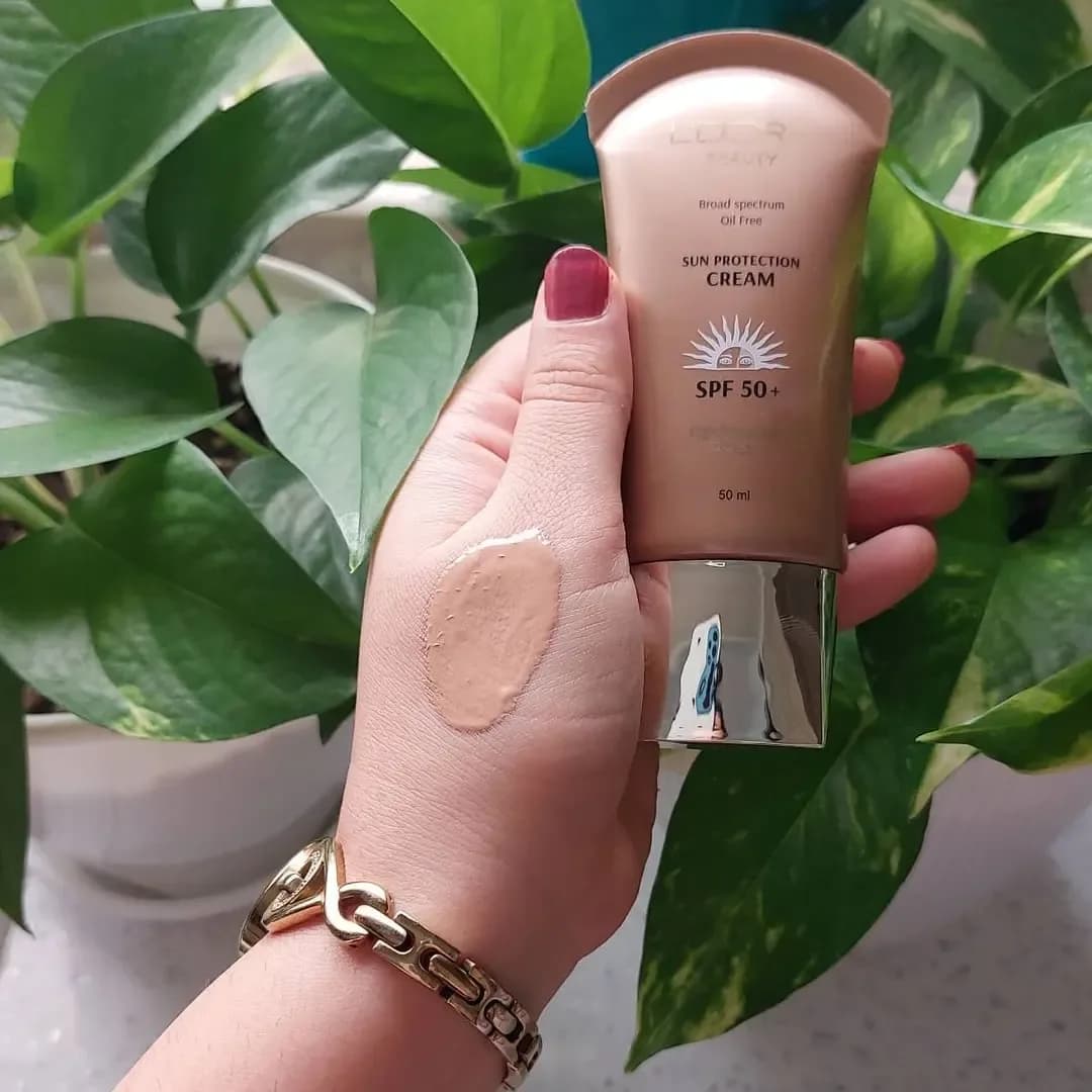 کرم ضدآفتاب رنگی لدورا SPF 50، رنگ نقرهای، جنس پلاستیک، تیوپ درپوشدار