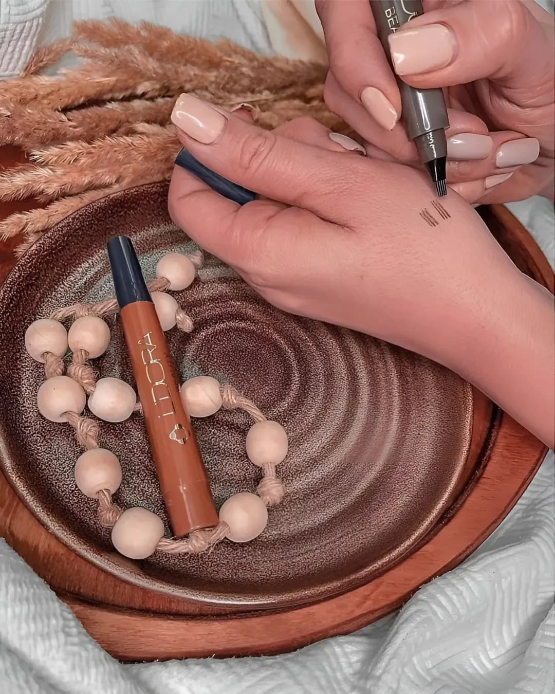 خط چشم لدورا، رنگ قهوهای و مشکی، جنس پلاستیک، ماژیکی
