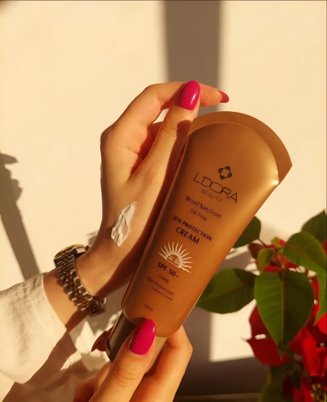 کرم ضد آفتاب SPF 50 لدورا، رنگ طلایی، جنس پلاستیک، تیوپ تخت