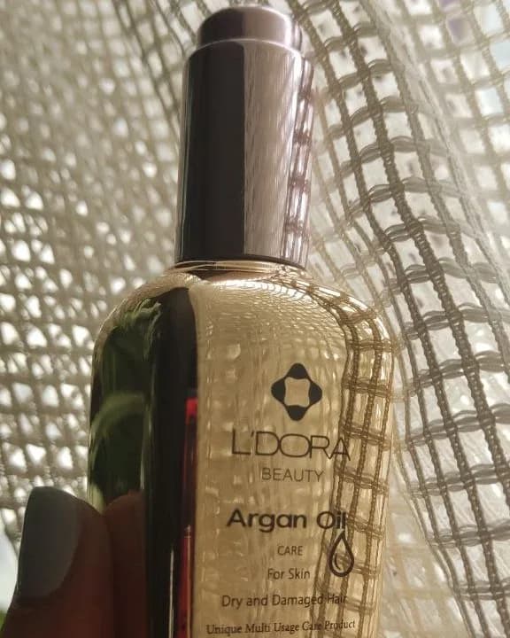 روغن آرگان لدورا، رنگ طلایی و قهوهای، جنس شیشه، بطری قطرهچکان روغن مو