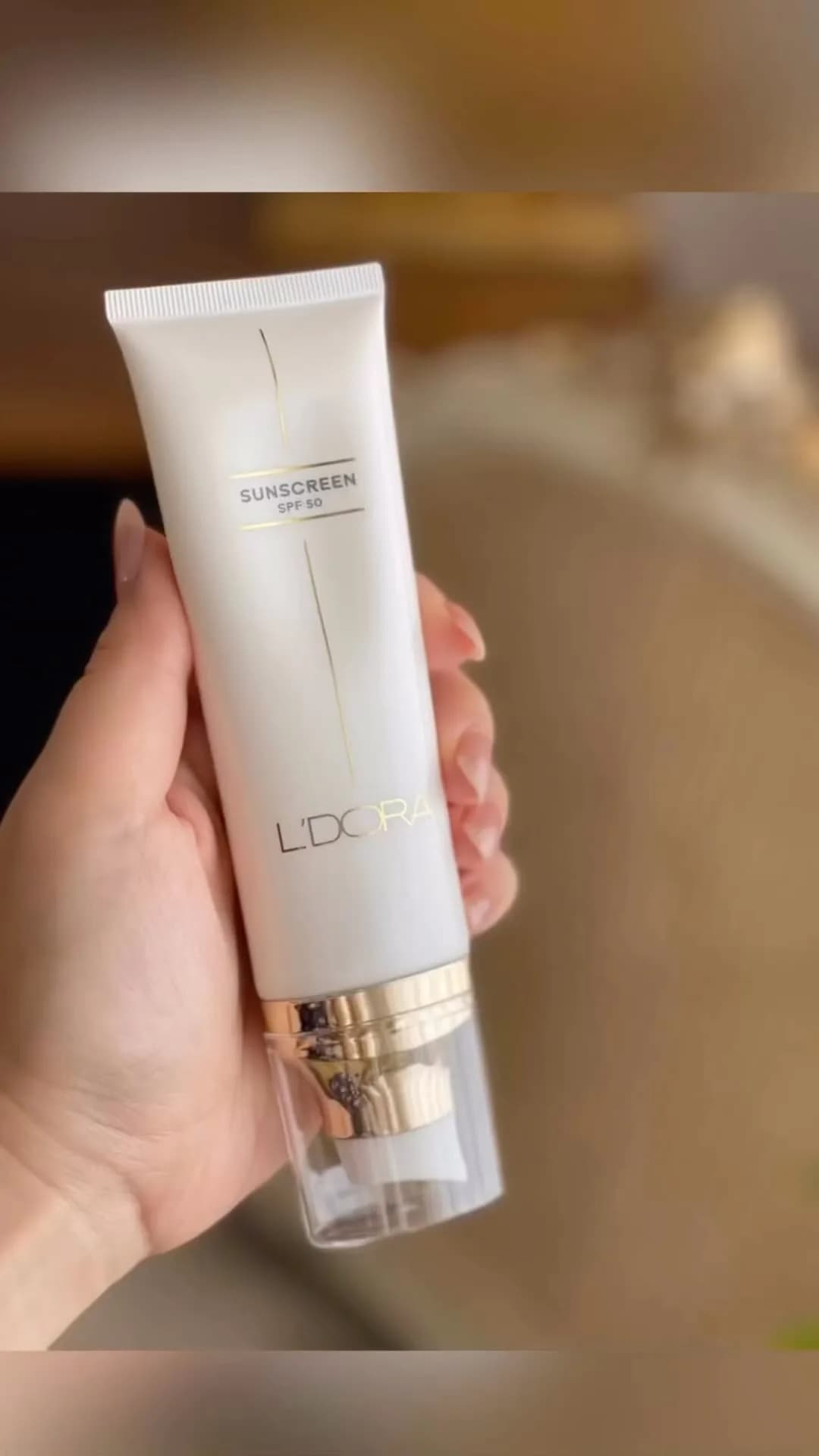 کرم ضدآفتاب SPF 50 لدورا، رنگ سفید و طلایی، جنس پلاستیک، تیوبی پمپی